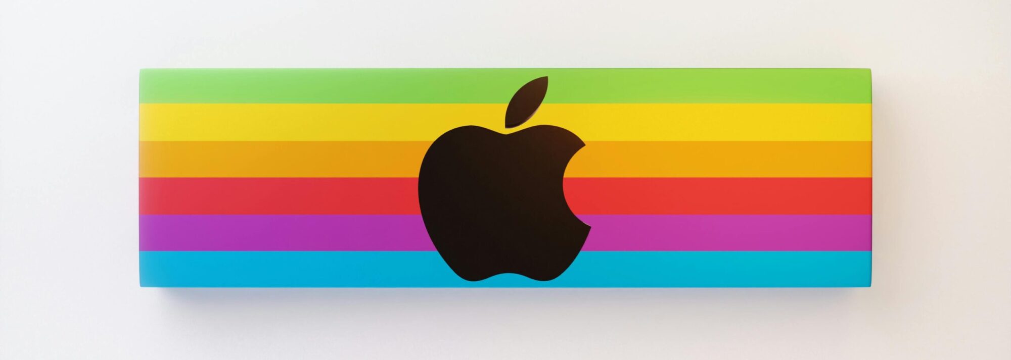 logo logo apple na tle tęczy